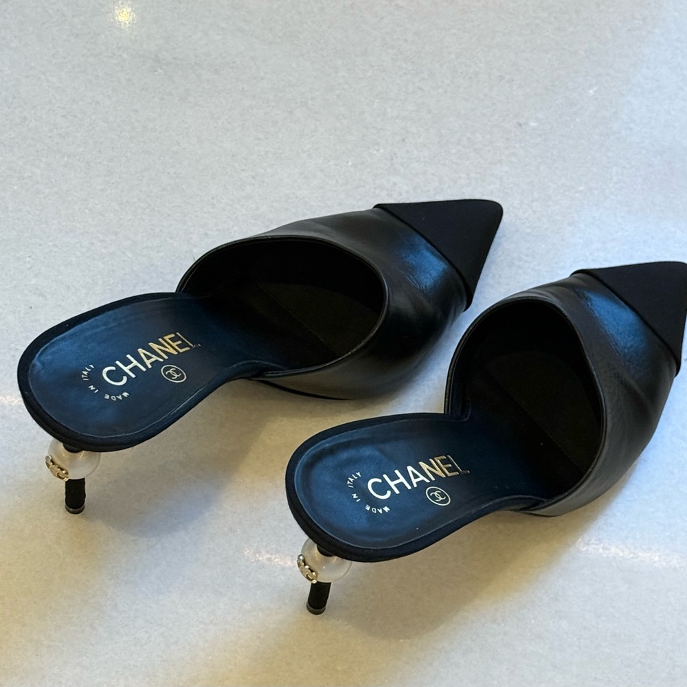 CHANEL Elegant Black Heels with Pearl Accent - Picture 2 of 9
